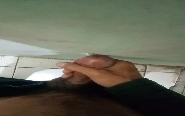 Menggoyangkan ayam sambil berdiri hingga muncrat cum di gudang kantor enak banget hhh